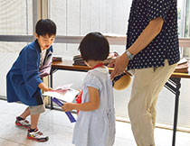 写真は昨年の案内係の模様です