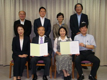 6月20日に、三鷹市役所におきまして、清原慶子三鷹市長立ち合いのもと、メッセ宮本君夫社長と、協定書調印式を執り行いました。
