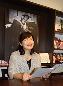 「貨幣」を朗読する須賀さん。