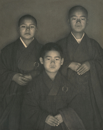 《三人の小坊主》 1929年頃 ゼラチン・シルバー・プリント 29.5×23.6 cm 鳥取県立博物館蔵